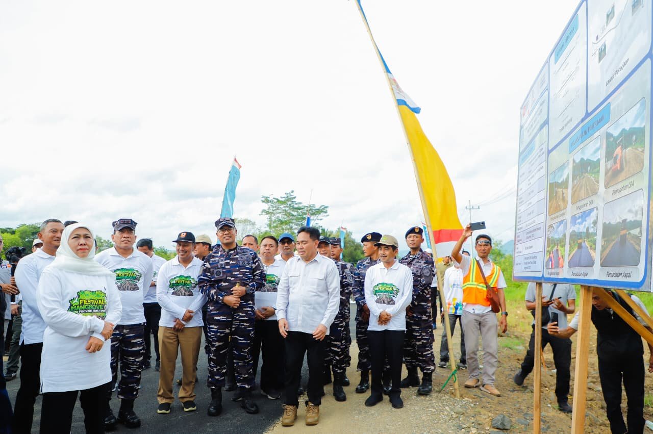 Gubernur Khofifah Tinjau Pengaspalan Jalan S.A Tirtoyoso Pacitan, Tekankan Infrastruktur Percepat Pertumbuhan Ekonomi