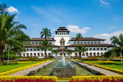 Dibangun pada tahun 1920-an, gedung ini memiliki arsitektur yang memukau dengan puncaknya yang mirip tusuk sate.