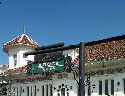 Jalan Braga adalah salah satu jalanan paling terkenal di Bandung yang penuh dengan sejarah.  Anda akan menemukan berbagai toko antik, kafe, dan restoran di sini. Jalan Braga adalah tempat yang sempurna untuk menikmati arsitektur kolonial