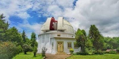 Bagi pecinta astronomi, Observatorium Bosscha adalah surga. Terletak di Lembang, dekat Bandung, observatorium ini merupakan salah satu yang tertua di Indonesia.