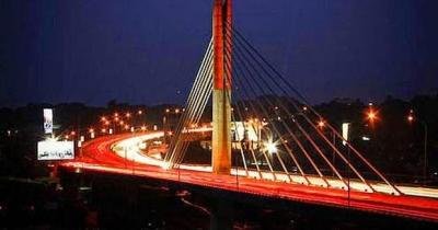 Jembatan ini terkenal dengan menara merah putihnya yang menjulang tinggi. Jika Anda mengunjungi Bandung, jangan lewatkan kesempatan untuk menikmati pemandangan kota yang indah dari atas Jembatan Pasupati.